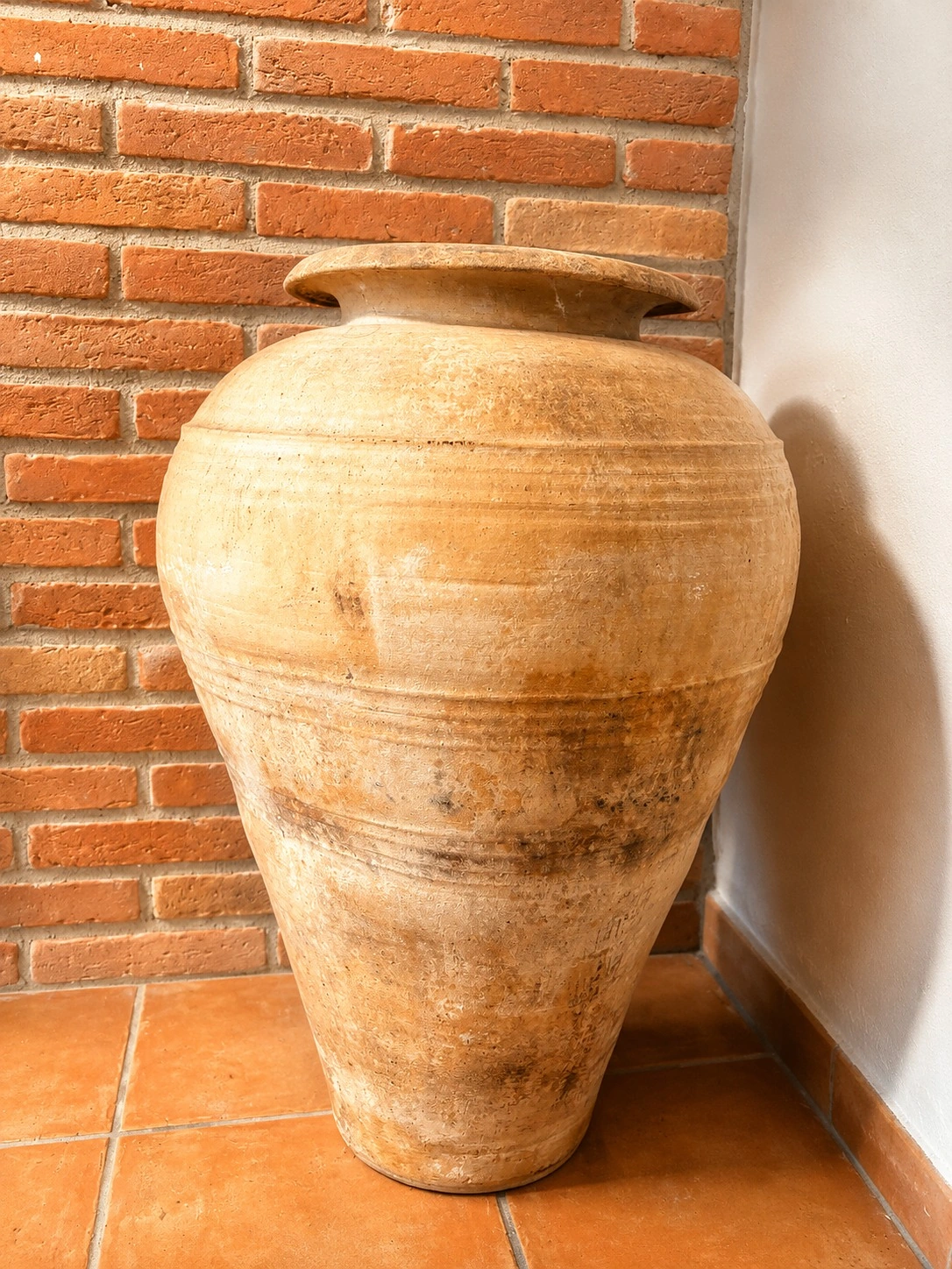Anfora e dettagli d’arredo di Casa Milite Ignoto
