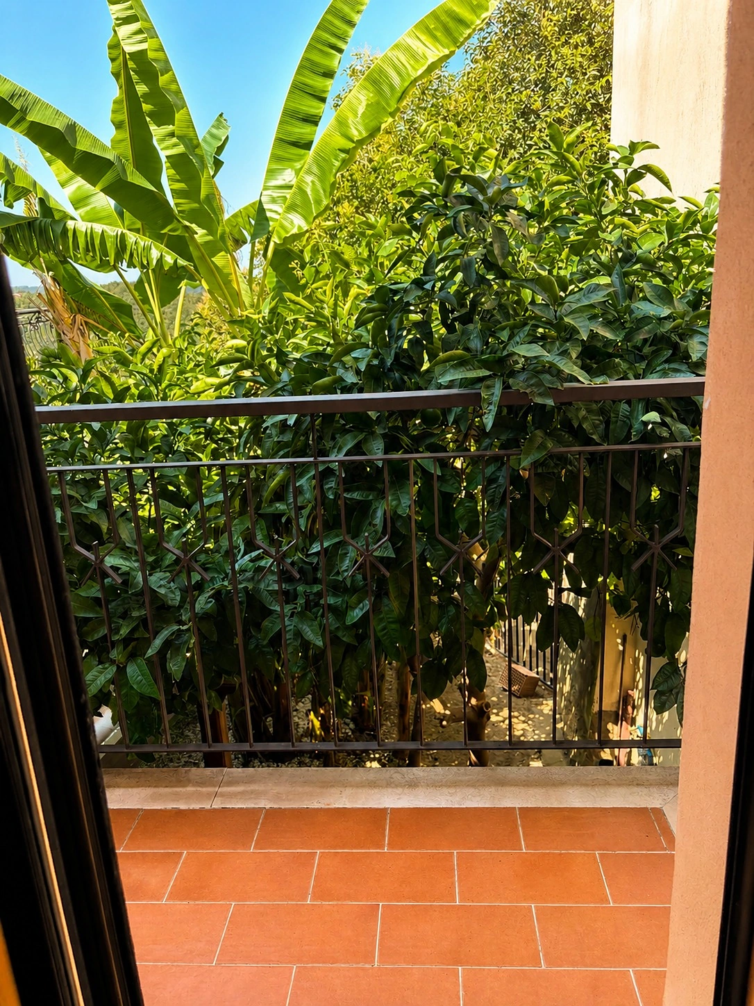Balcone affacciato sul verde di Casa Milite Ignoto