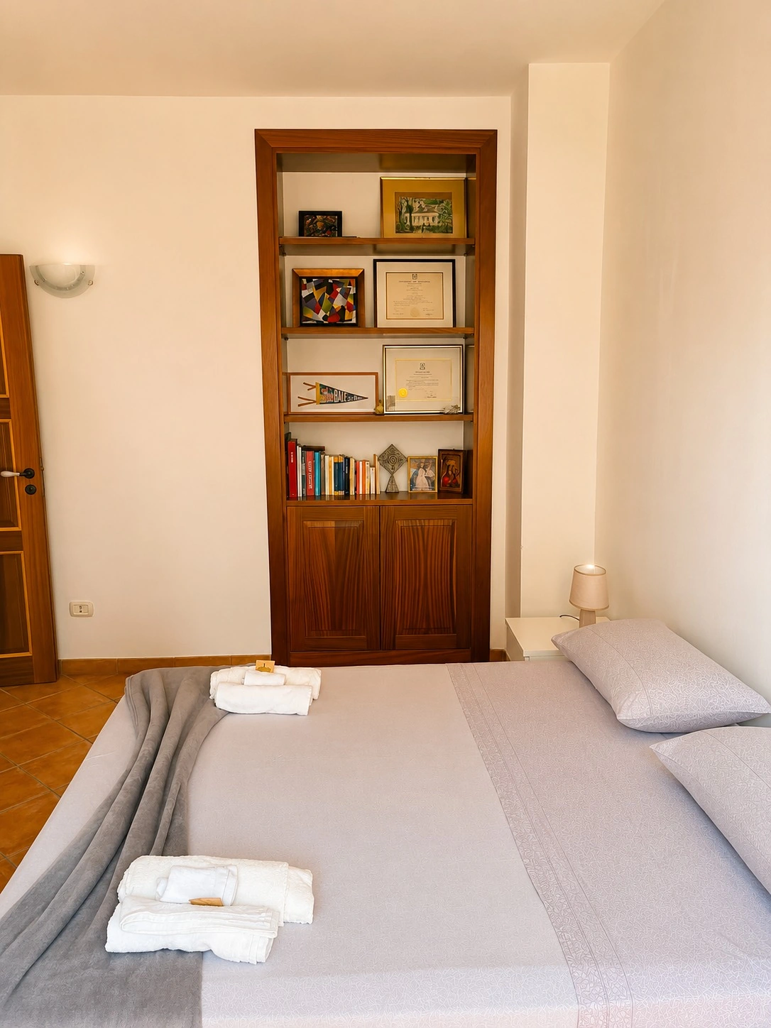 Camera matrimoniale con libreria di Casa Milite Ignoto
