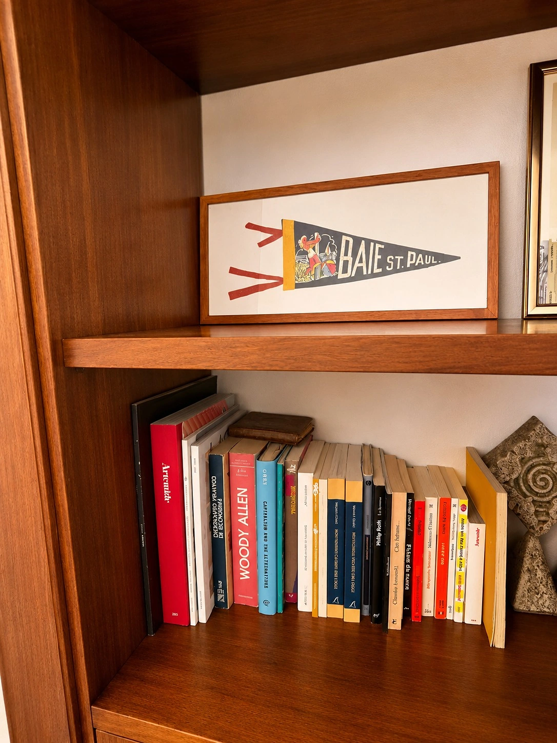 Libreria e dettagli d’arredo di Casa Milite Ignoto