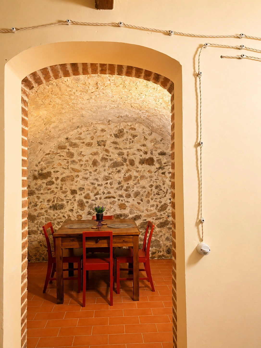 Zona pranzo sotto l’arco in pietra di Casa Pompelmo