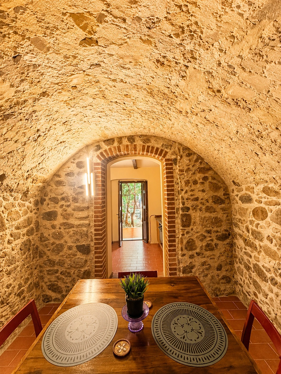 Sala da pranzo in pietra di Casa Pompelmo